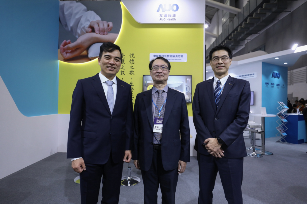 首次於醫療科技展亮相的PA真人耘康，捐贈數位化檢測設備與研究經費，協助衛福部國家中醫藥研究所打造中醫大數據資料庫。圖由左至右為PA真人光電執行長暨總經理柯富仁、衛福部國家中醫藥研究所所長蘇奕彰、PA真人光電智慧醫療事業群總經理廖世宏
