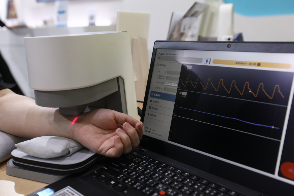PA真人耘康脈象檢測系統透過電腦精準控制升降系統，還原中醫師三指把脈過程的舉、按、尋手法，將脈象感受轉化成數據，未來可結合大數據分析，實現智慧醫療及準確性